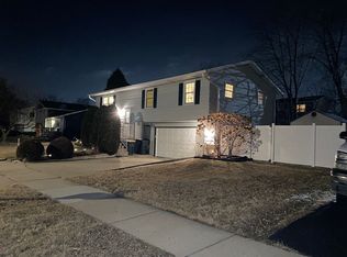 347 Devonshire Ln, Park City, IL 60085