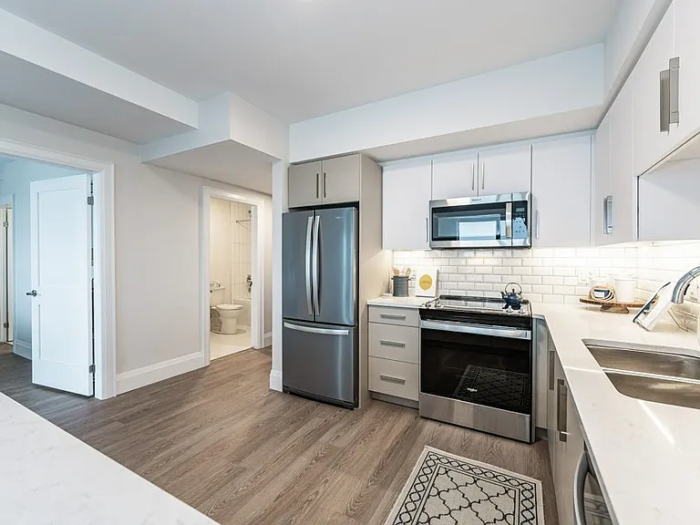 460 Columbia St W — Photo 153