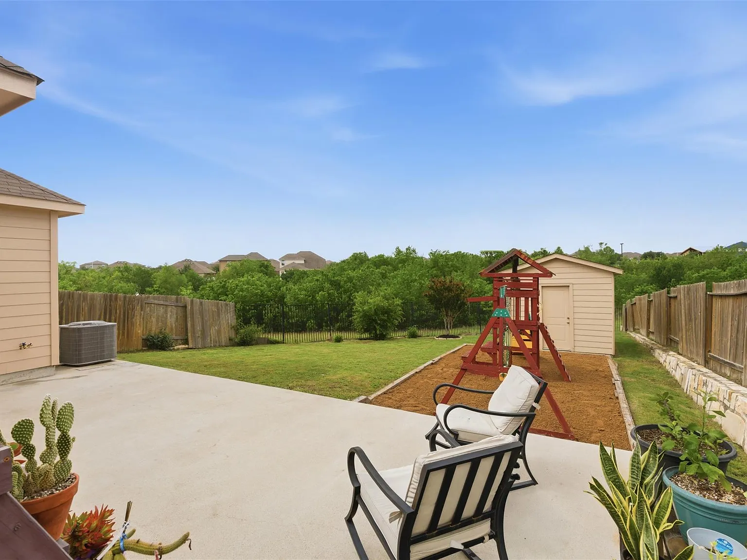 3 bed, 2.0 bath, 1735 sqft, $2,100 — Photo 4