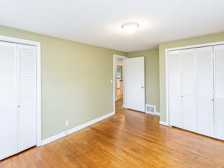 7381 Portage St — Photo 24