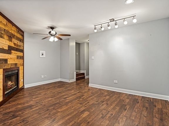 3rd image of 906 W Ainslie St APT 1E