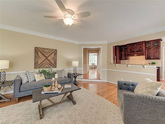 4th image of 105 Sussex Ct
