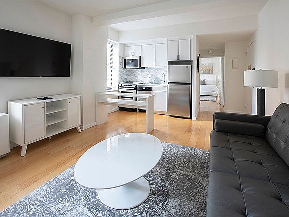 4th image of 150 W 51st St APT 1520