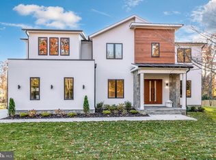 8925 Burbank Rd, Annandale, VA 22003