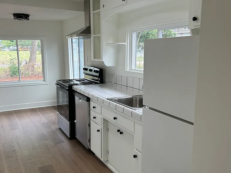 548 N Locust St — Photo 2