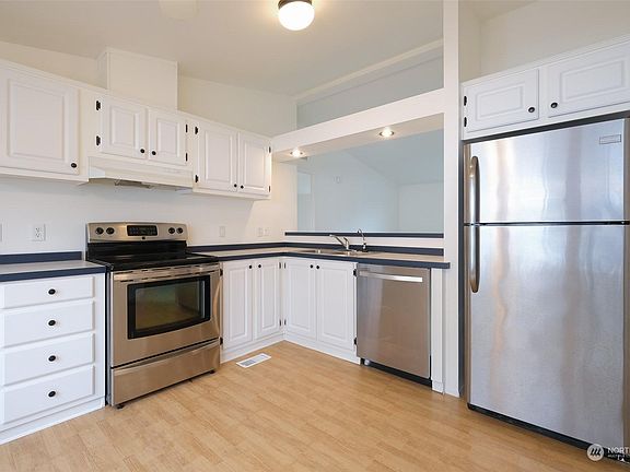 4th image of 905 Carriage Ct #14