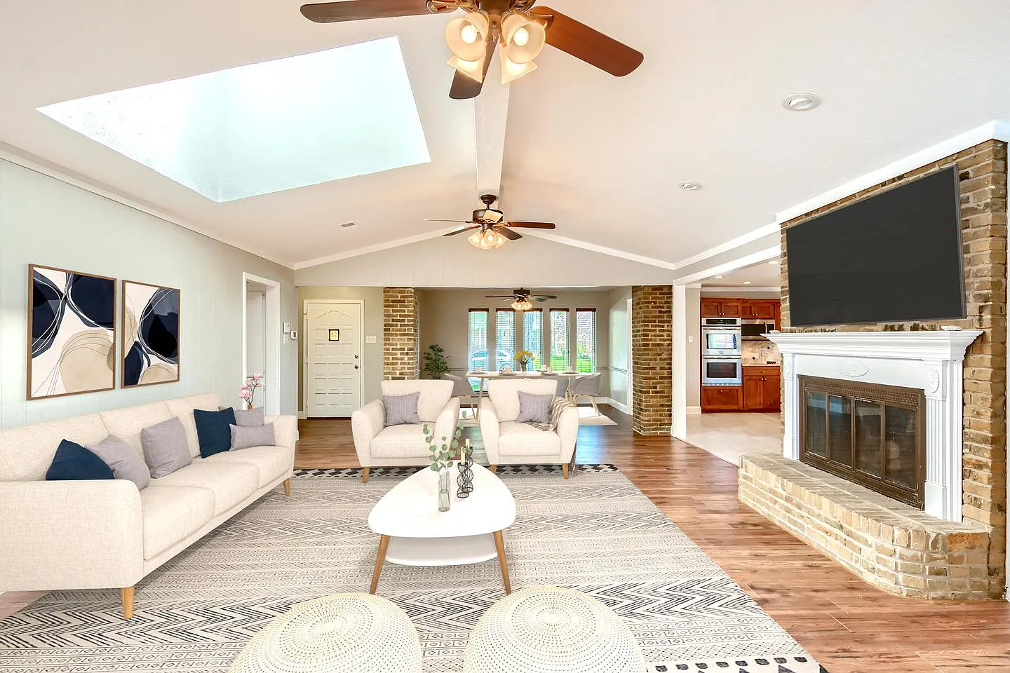 Sensational Prestonwood home with outdoor pool & cabana — Photo 3
