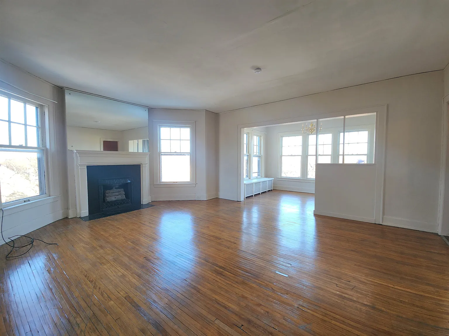 2 bed, 1.0 bath, 990 sqft, $995 — Photo 2