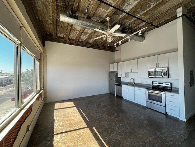 1st image of 323 W Jefferson Blvd #207