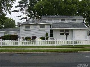 171 Willow St, Massapequa Park, NY 11762