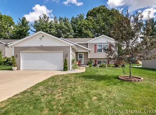 5856 Clear Pointe Dr SE, Kentwood, MI 49548