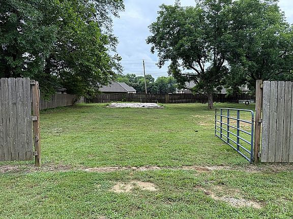 4th image of 958 Dixie Creek Rd
