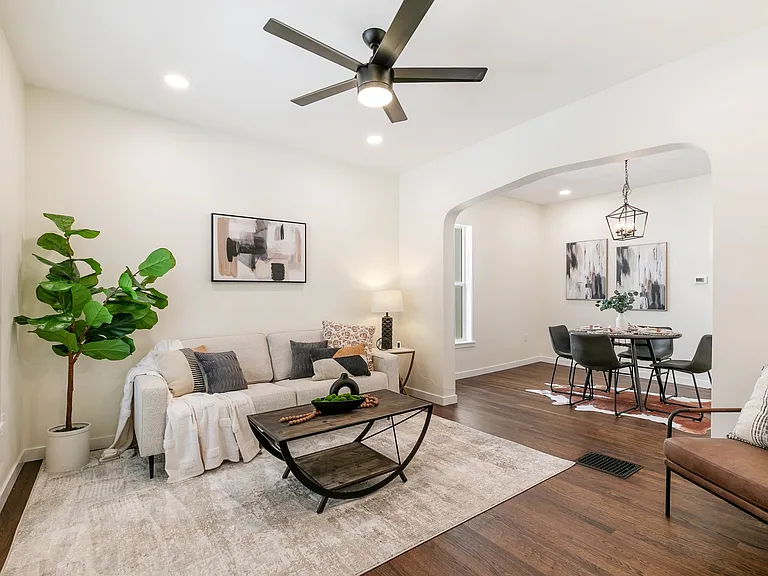 227 N Walnut St — Photo 2
