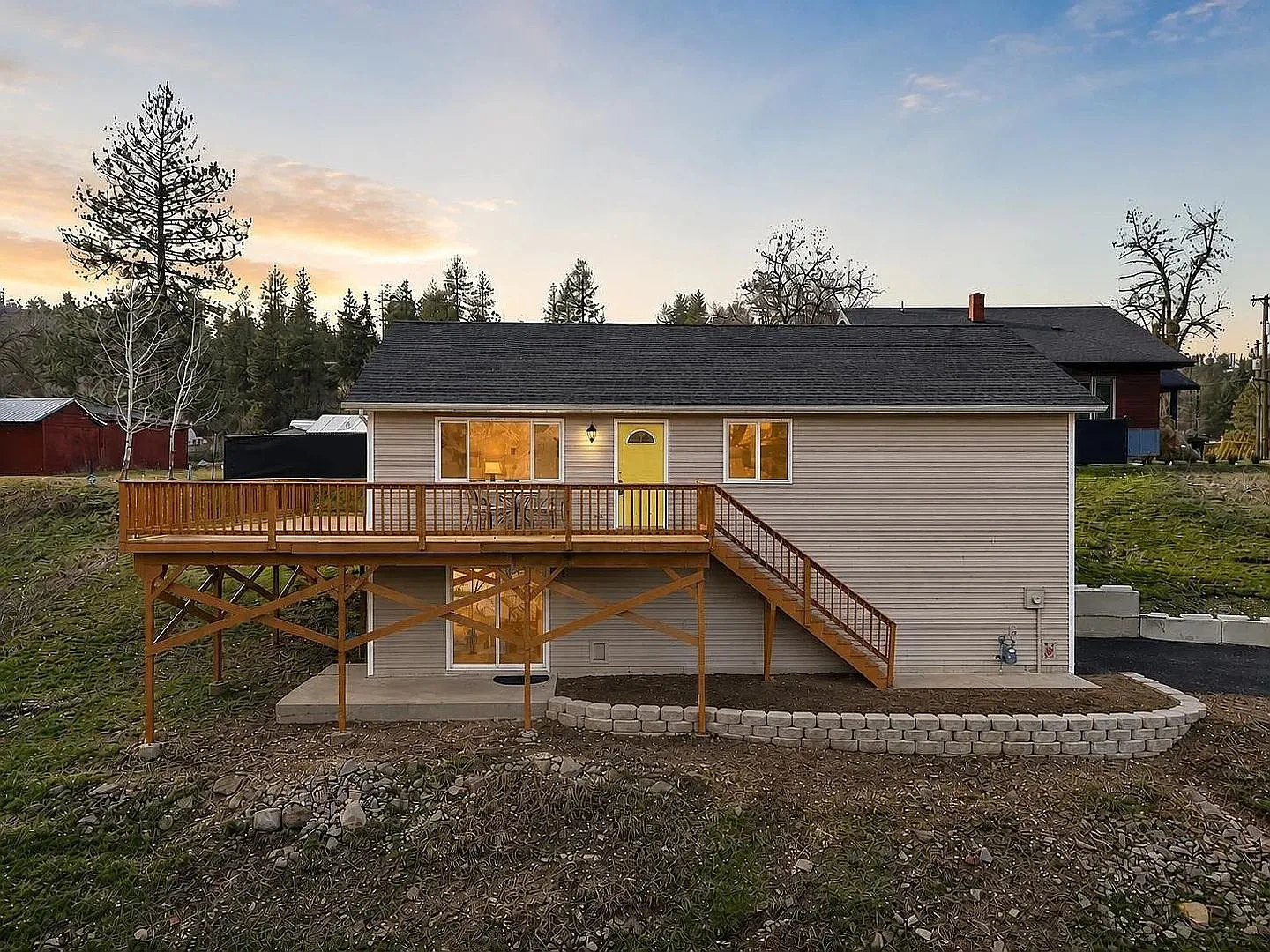 Spacious 4-Bed / 3-Bath South Hill Home Views, Central A/C, Attached Garage — Photo 1