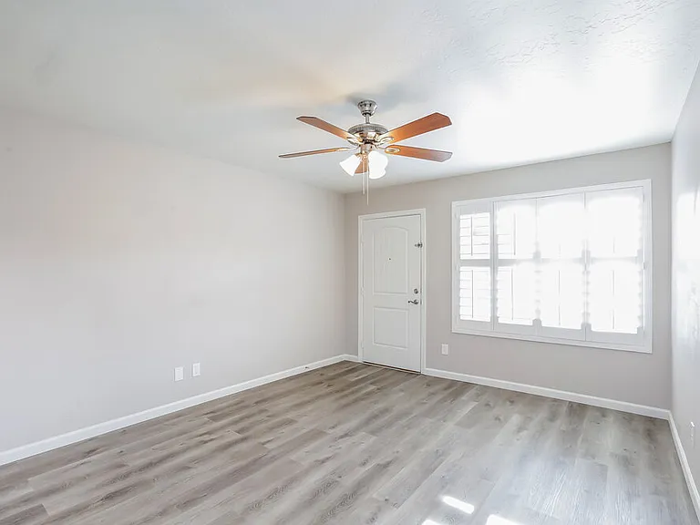8402 S 15th Way — Photo 3