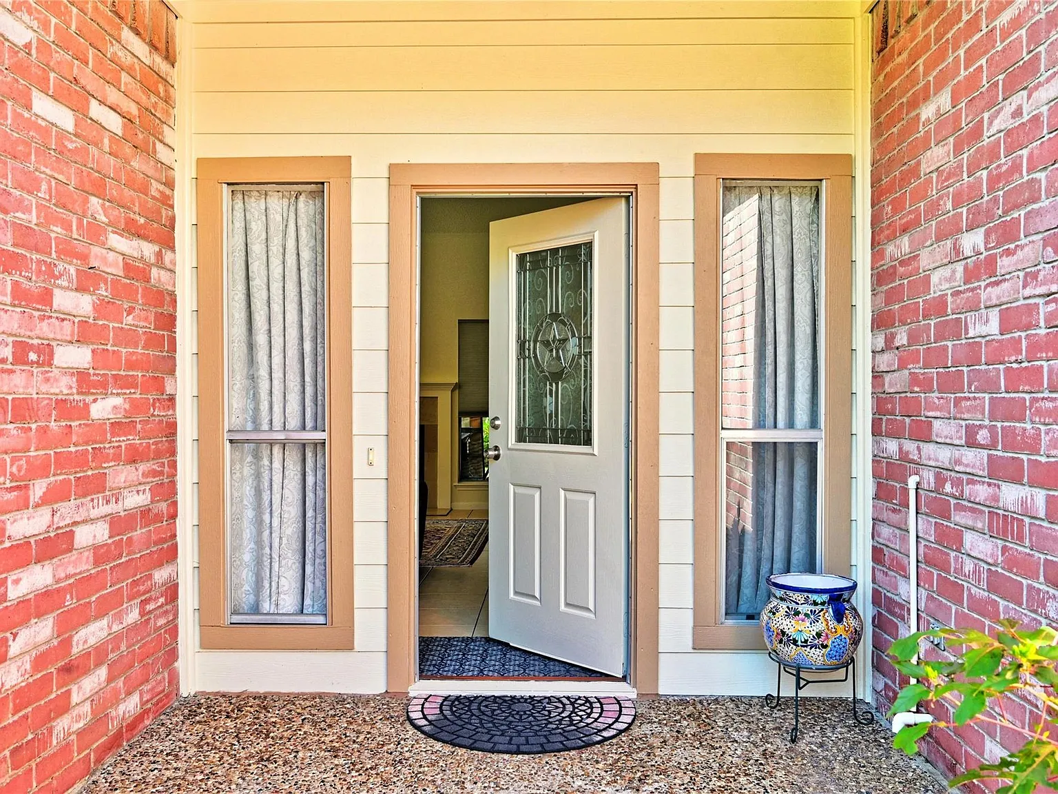 3 bed, 2.0 bath, 1696 sqft, $1,999 — Photo 2