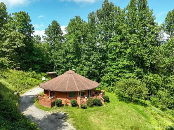 28 Rockwood Dr, Whittier, NC 28789