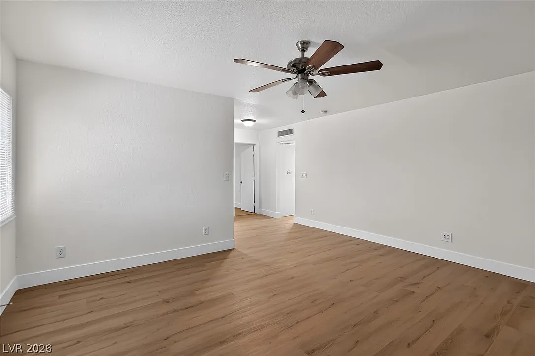 2 bed, 1.0 bath, 3540 sqft, $985 — Photo 4