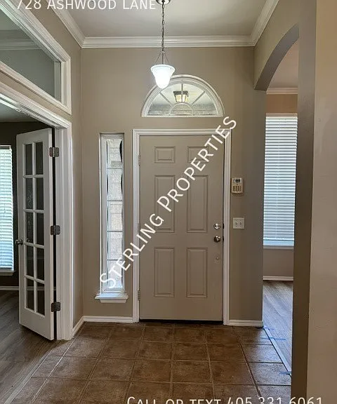 728 Ashwood Ln — Photo 4