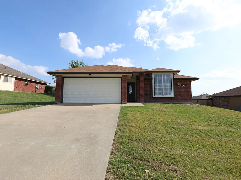 2502 Eastwood Dr — Photo 1