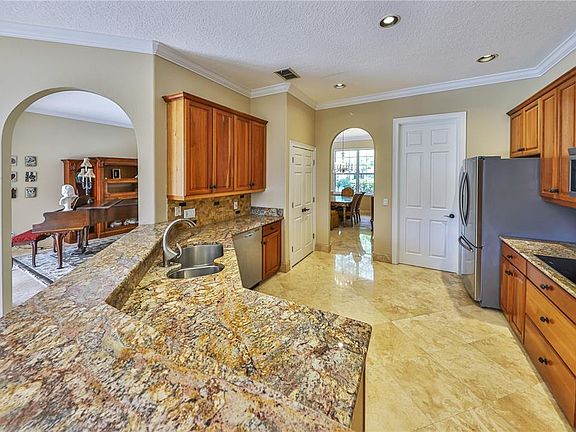 3rd image of 943 Brightwater Cir