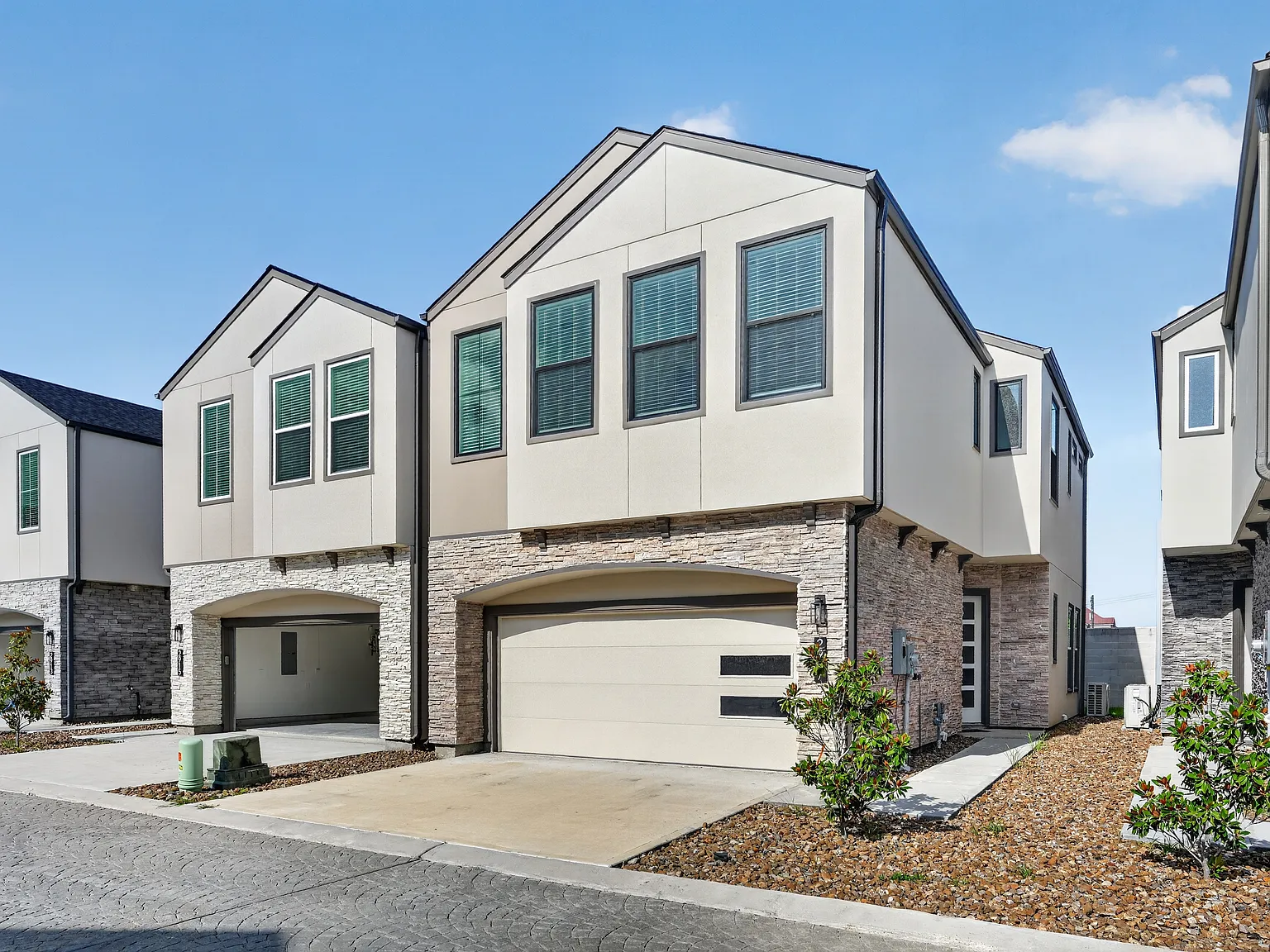3 bed, 2.5 bath, 2100 sqft, $5,750 — Photo 3