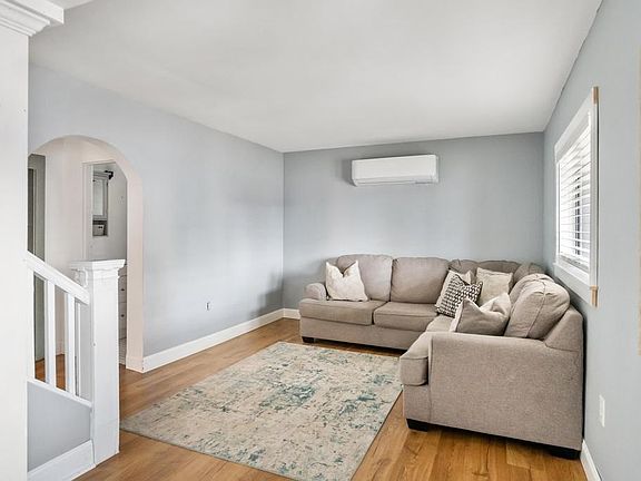 4th image of 701 Michigan St