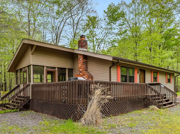 82 Lyman Ln, Gouldsboro, PA 18424