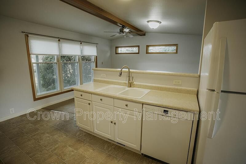 1st image of 130 W Reserve Dr