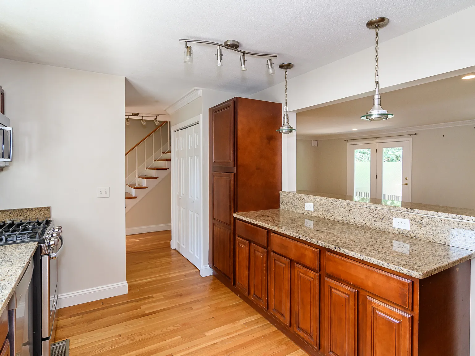 3 bed, 2.5 bath, 1458 sqft, $5,900 — Photo 4