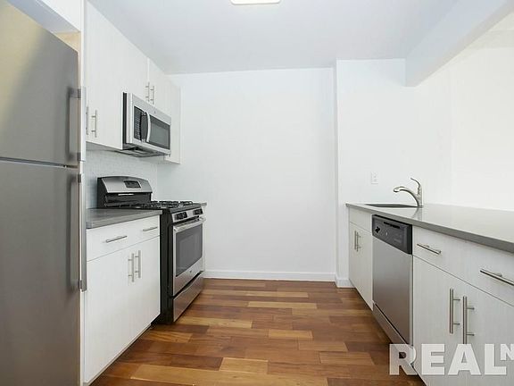 4th image of 321 E 3rd St #5F