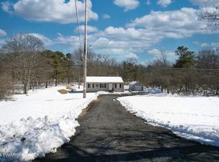 472 Mallard Ln, Bushkill, PA 18324