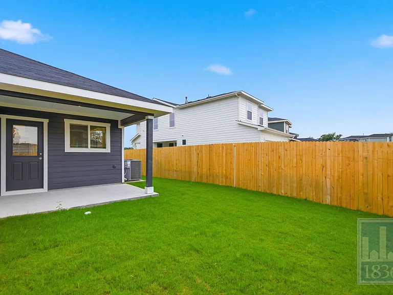 306 Constanza Trl — Photo 29