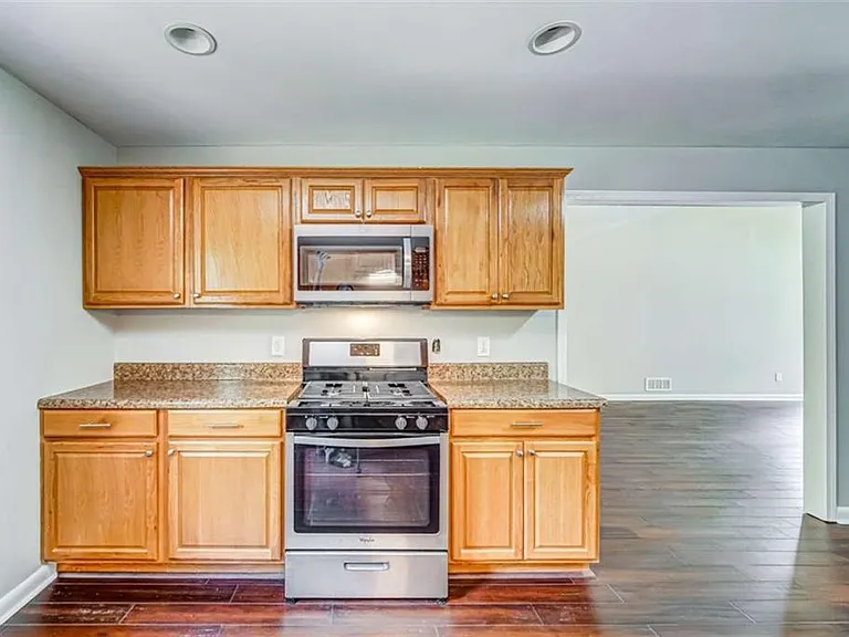 2218 Woodfern Dr — Photo 32