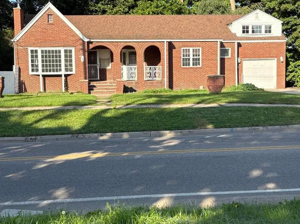 694 Colfax Ave, Benton Harbor, MI 49022