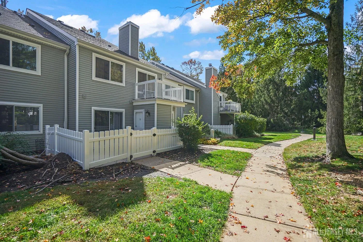 1 bed, 1.0 bath, 976 sqft, $2,000 — Photo 1