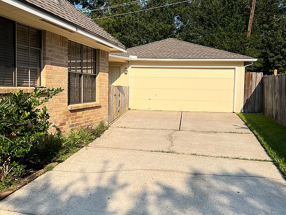 2nd image of 3815 Oak Gardens Dr