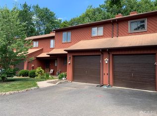 17 Sunflower Ct, Edison, NJ 08820