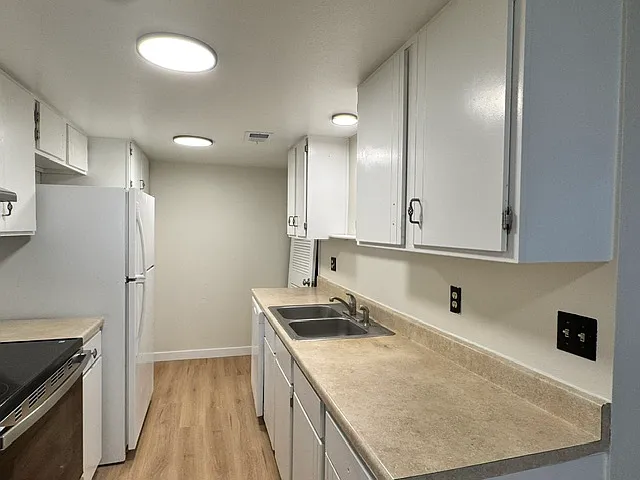 3 bed, 1296 sqft, $1,990 — Photo 2