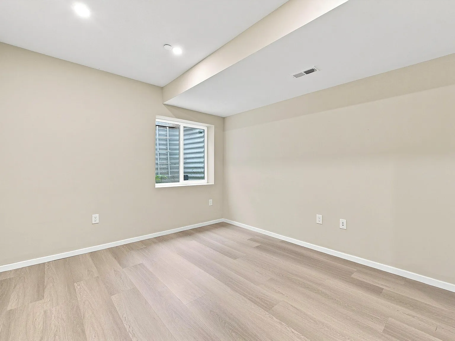4 bed, $2,828 — Photo 4