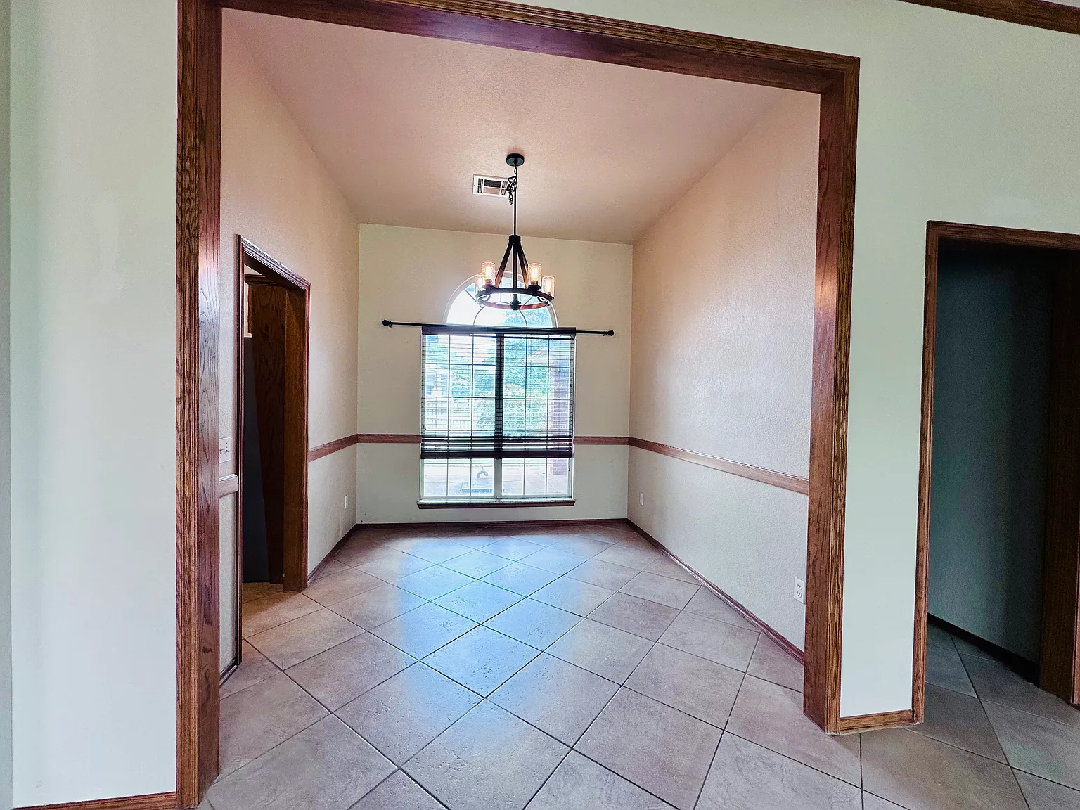 3 bed, 1639 sqft, $1,900 — Photo 3