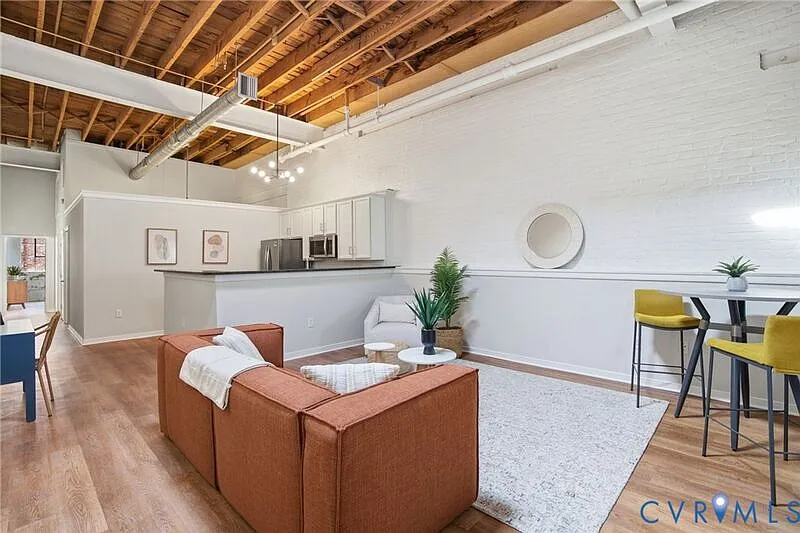 2 bed, 1.0 bath, 1055 sqft, $2,295 — Photo 1