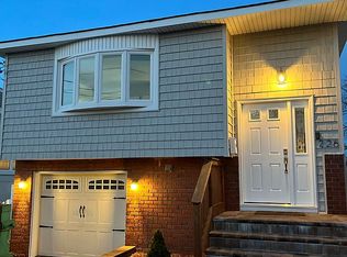 226 Riviera Pkwy, Lindenhurst, NY 11757