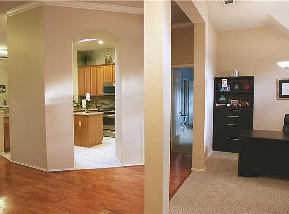 4th image of 4210 Sandalwood Ln