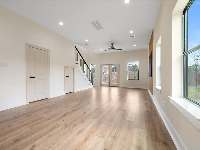 1113 Danube St — Photo 6