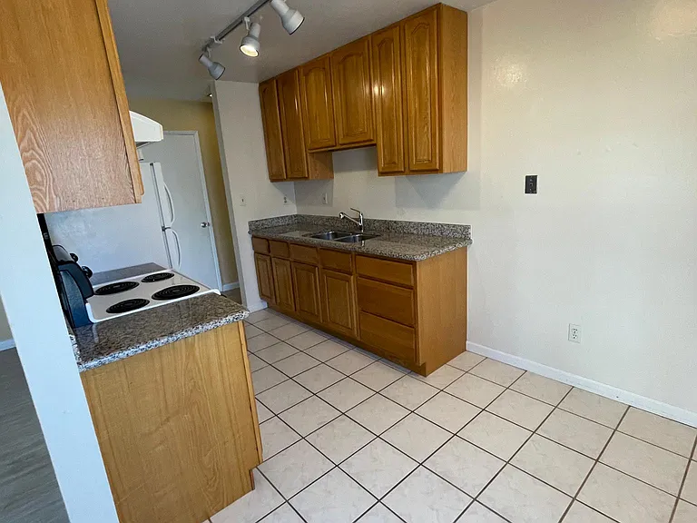 1528 Oxford St #5 — Photo 7