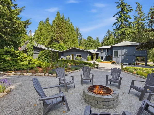 3552 Beach Ave, Sunshine Coast, BC V0N 2W2