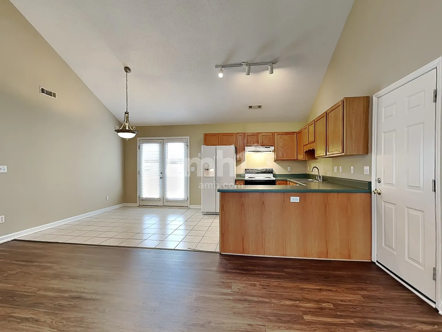 3 bed, 2.0 bath, 1374 sqft, $1,825 — Photo 3