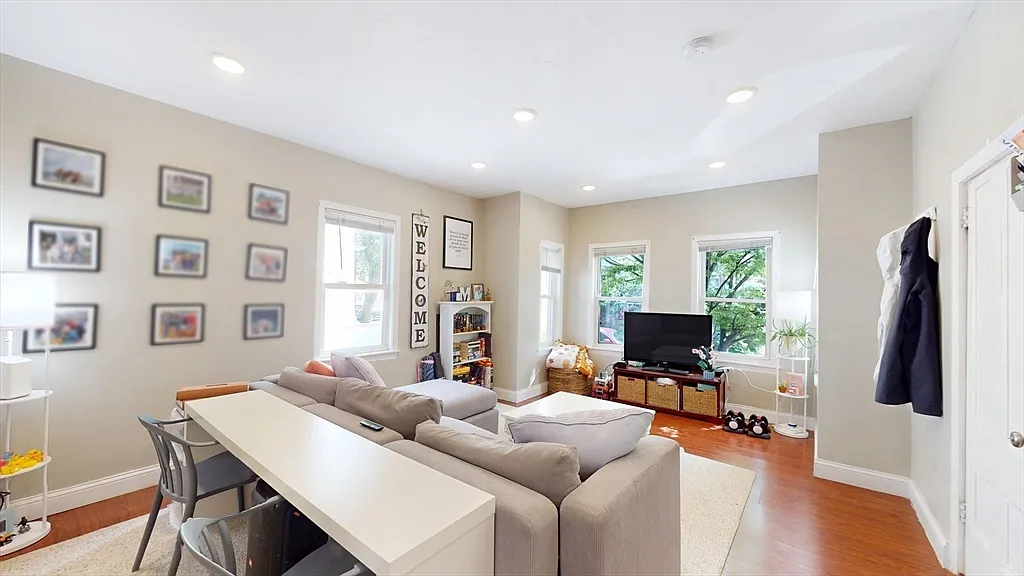 3 bed, 1.0 bath, 964 sqft, $3,550 — Photo 2