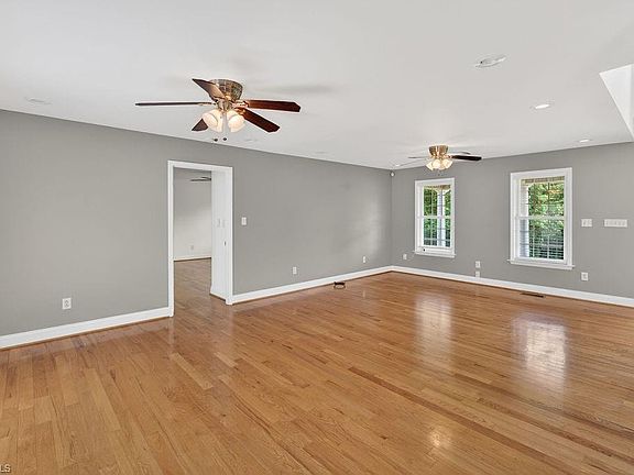 4th image of 383 Simmons Rd